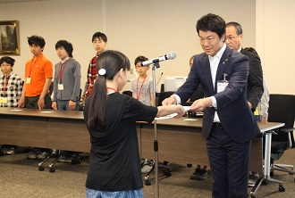 児童に任命書を手渡す市長